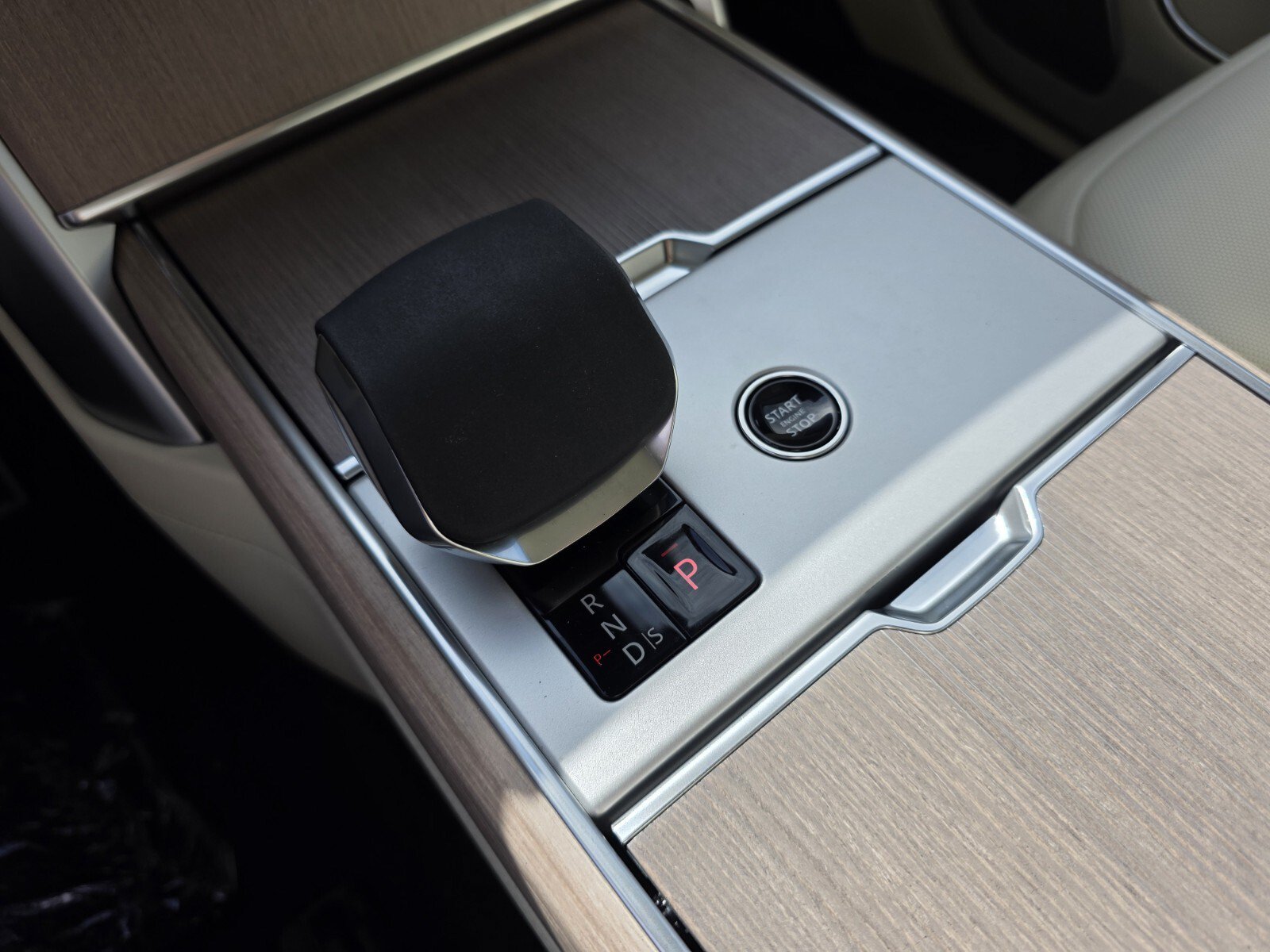 New 2026 Land Rover Range Rover Autobiography AWD/4WD image 18