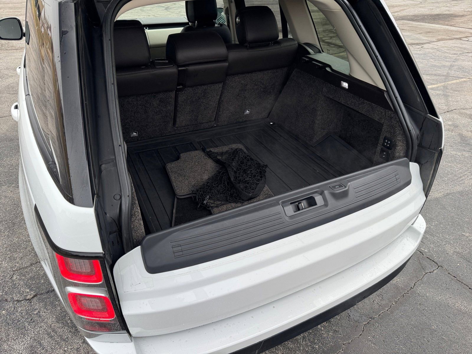 Used 2018 Land Rover Range Rover HSE image 17