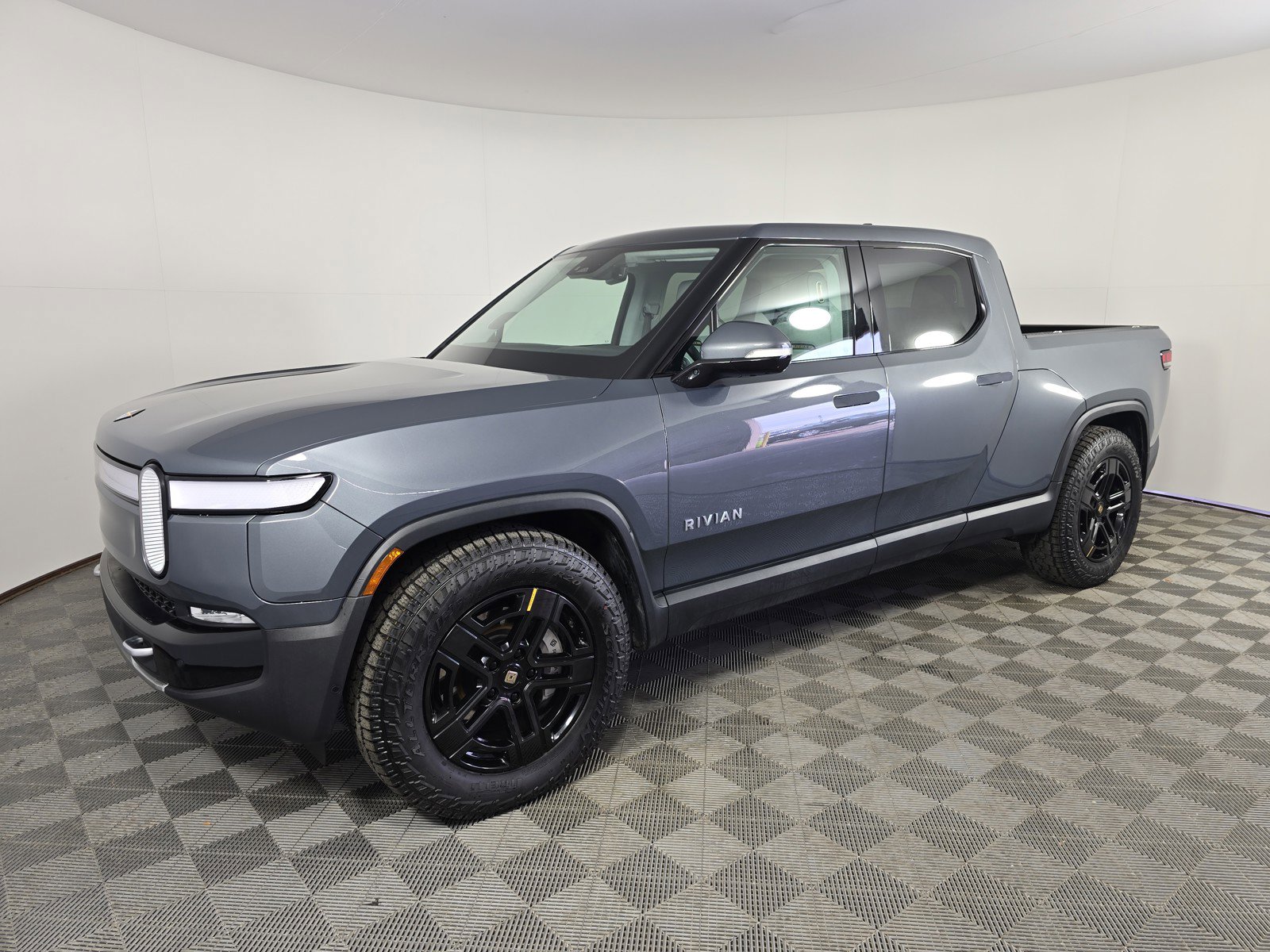 Used 2024 Rivian R1T Adventure AWD/4WD image 1