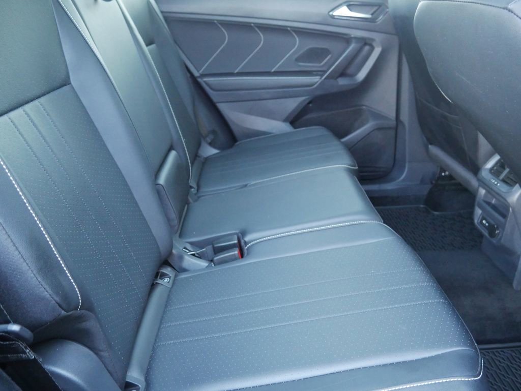 Used 2023 Volkswagen Tiguan SE R-Line image 30