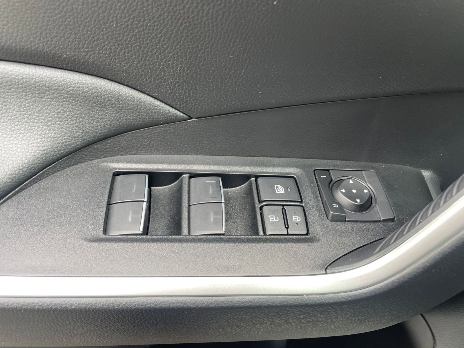 Used 2025 Toyota RAV4 XLE image 20