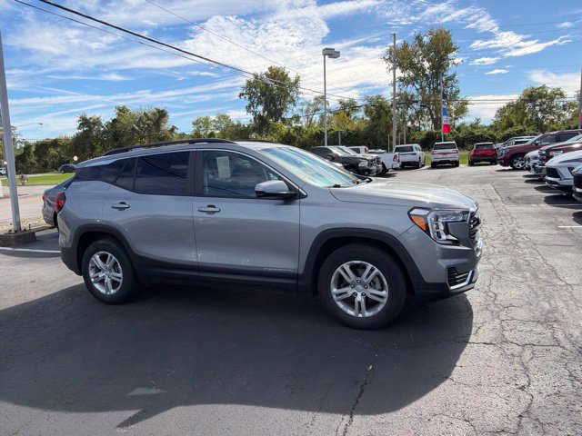 Used 2023 GMC Terrain SLE w/ Driver Convenience Package FWD image 2