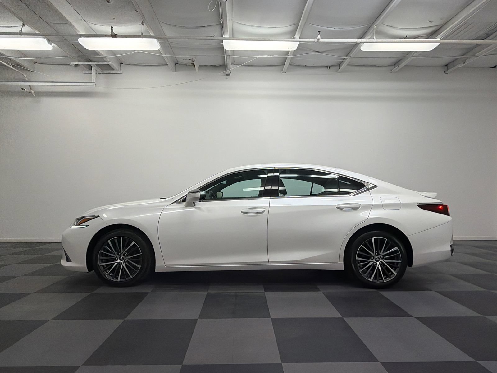 Used 2023 Lexus ES 250 w/ Premium Package AWD/4WD image 4