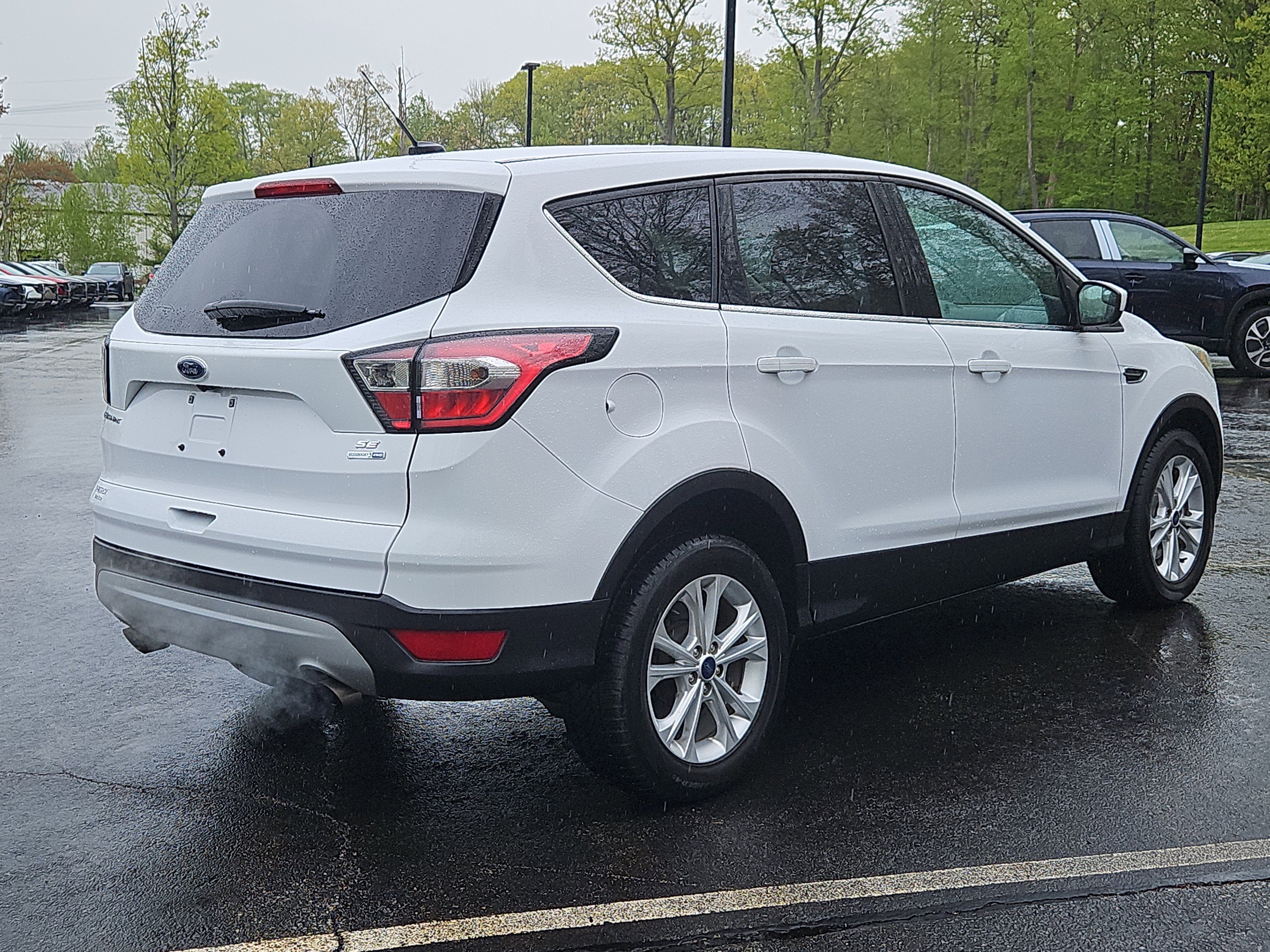 Used 2017 Ford Escape SE w/ SE Cold Weather Package AWD/4WD image 2