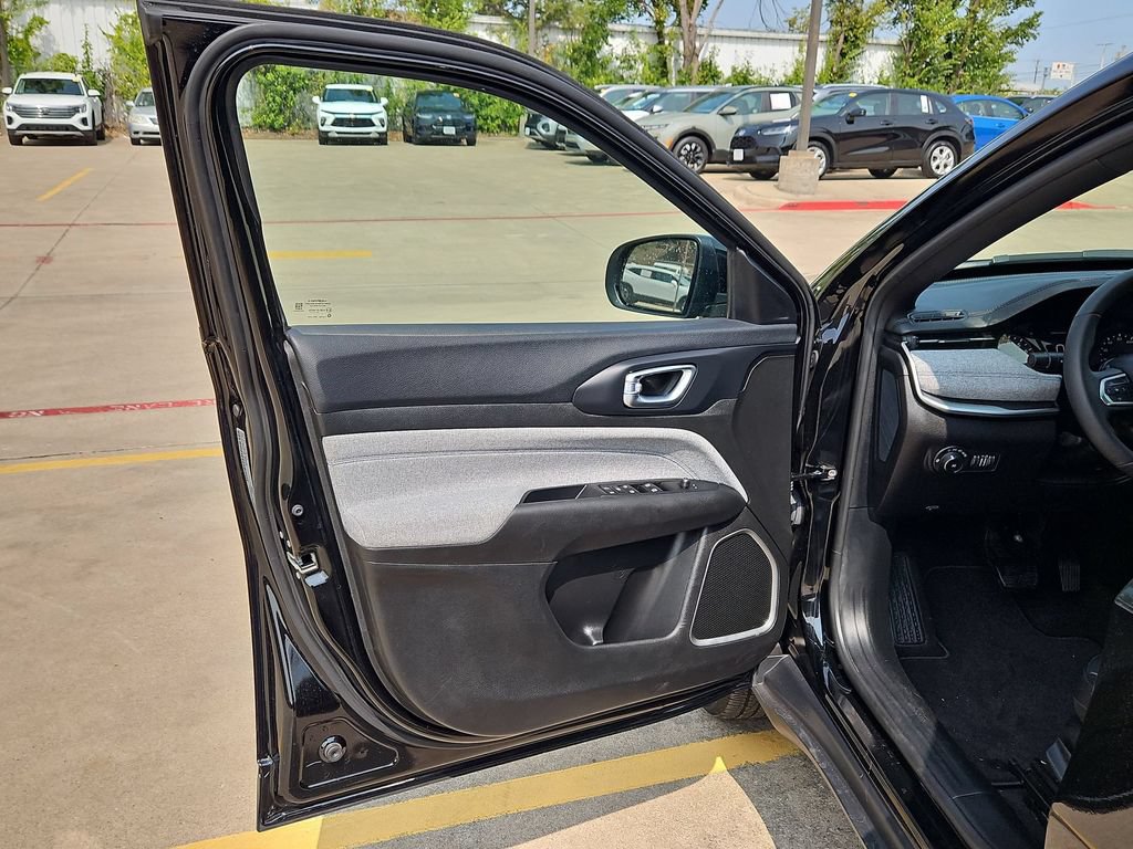Used 2025 Jeep Compass Latitude AWD/4WD image 11