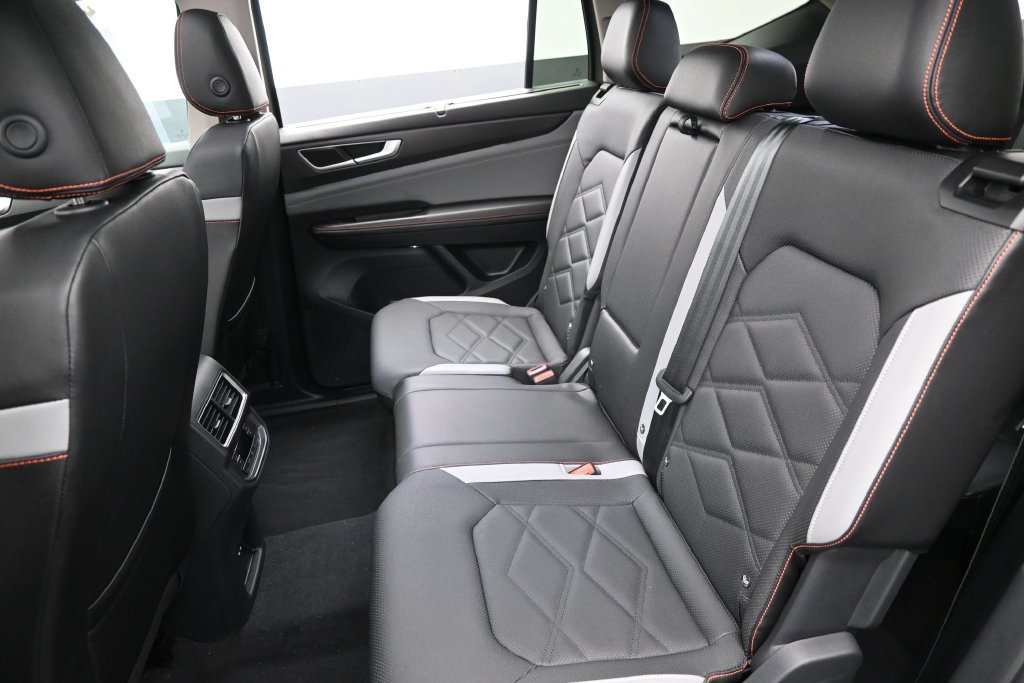 Used 2025 Volkswagen Atlas Peak Edition SE AWD/4WD image 26