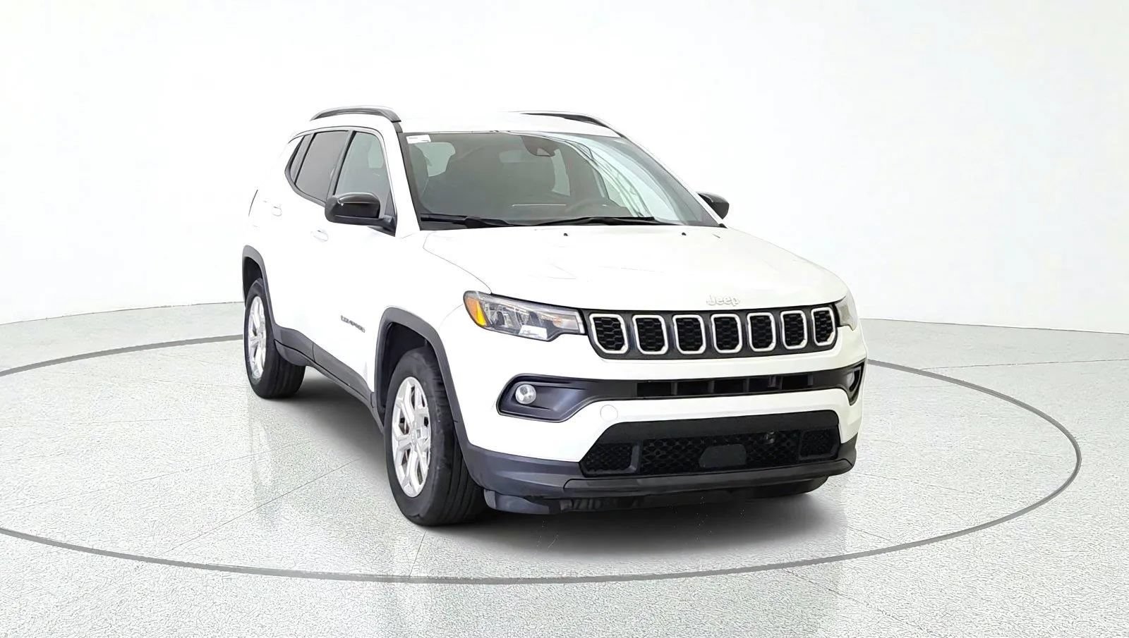Used 2024 Jeep Compass Latitude AWD/4WD image 2