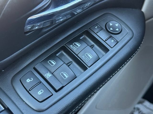 Used 2014 Chrysler Town & Country Touring FWD image 18
