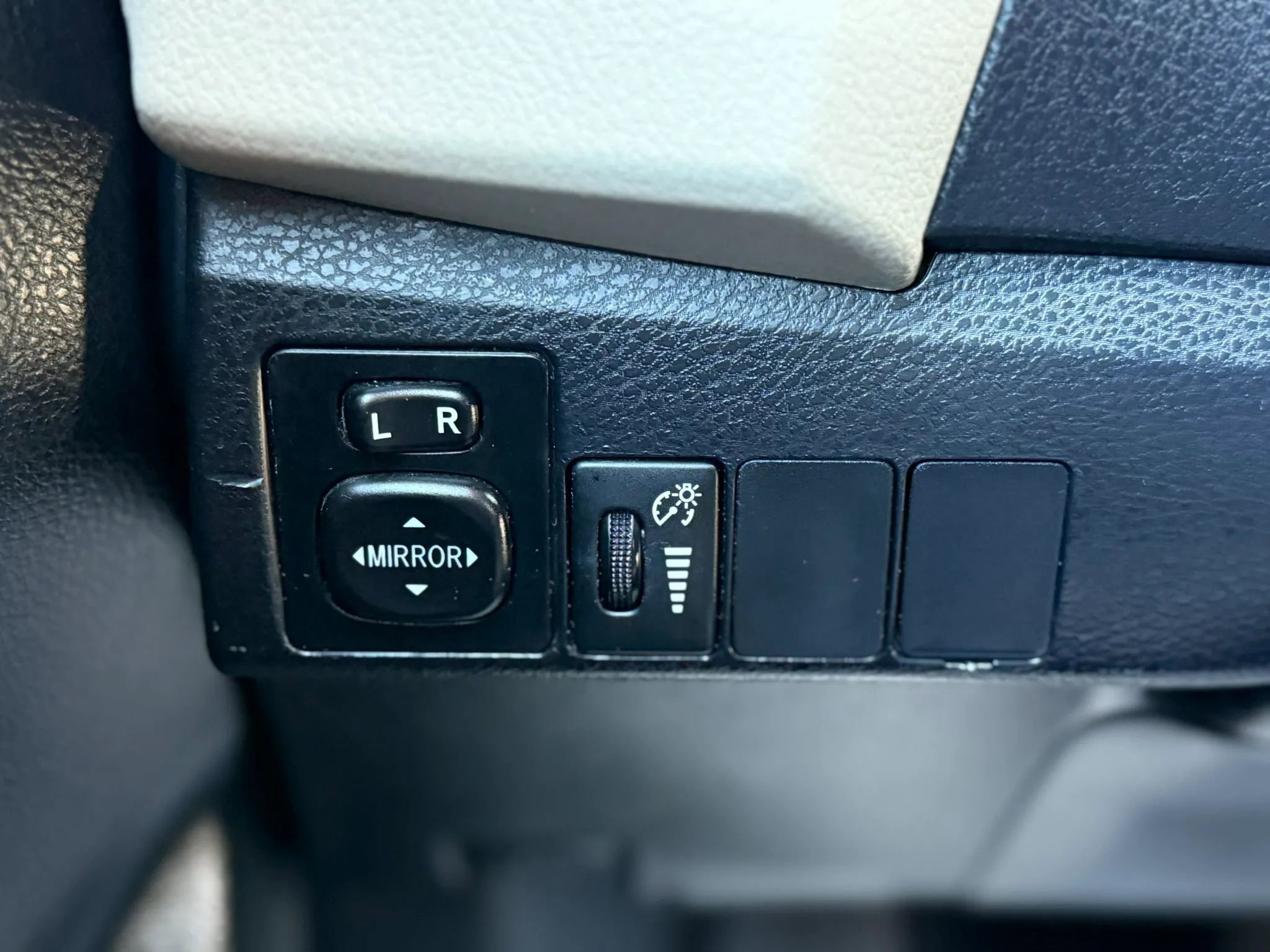 Used 2014 Toyota Corolla LE FWD image 27