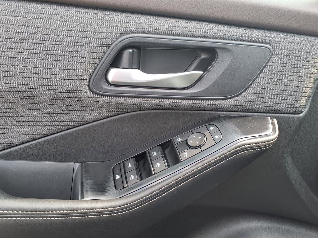 Used 2023 Nissan Rogue SV image 15