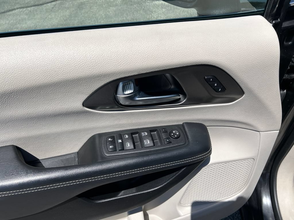 Used 2023 Chrysler Pacifica Touring-L FWD image 12