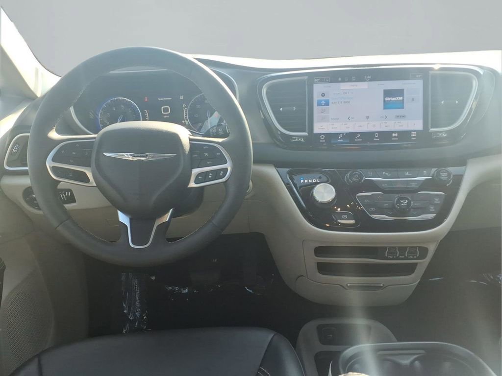Used 2024 Chrysler Pacifica Touring-L FWD image 4