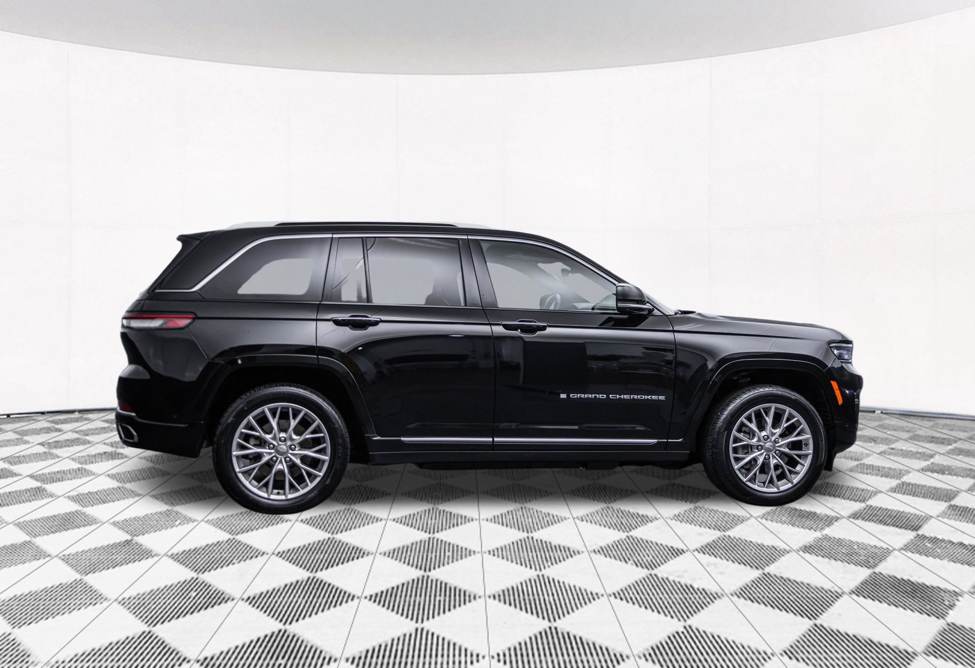 Used 2022 Jeep Grand Cherokee Summit AWD/4WD image 12