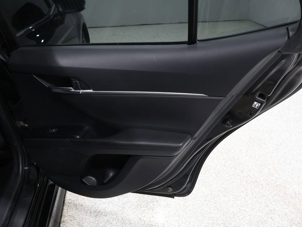 Used 2018 Toyota Camry SE image 18