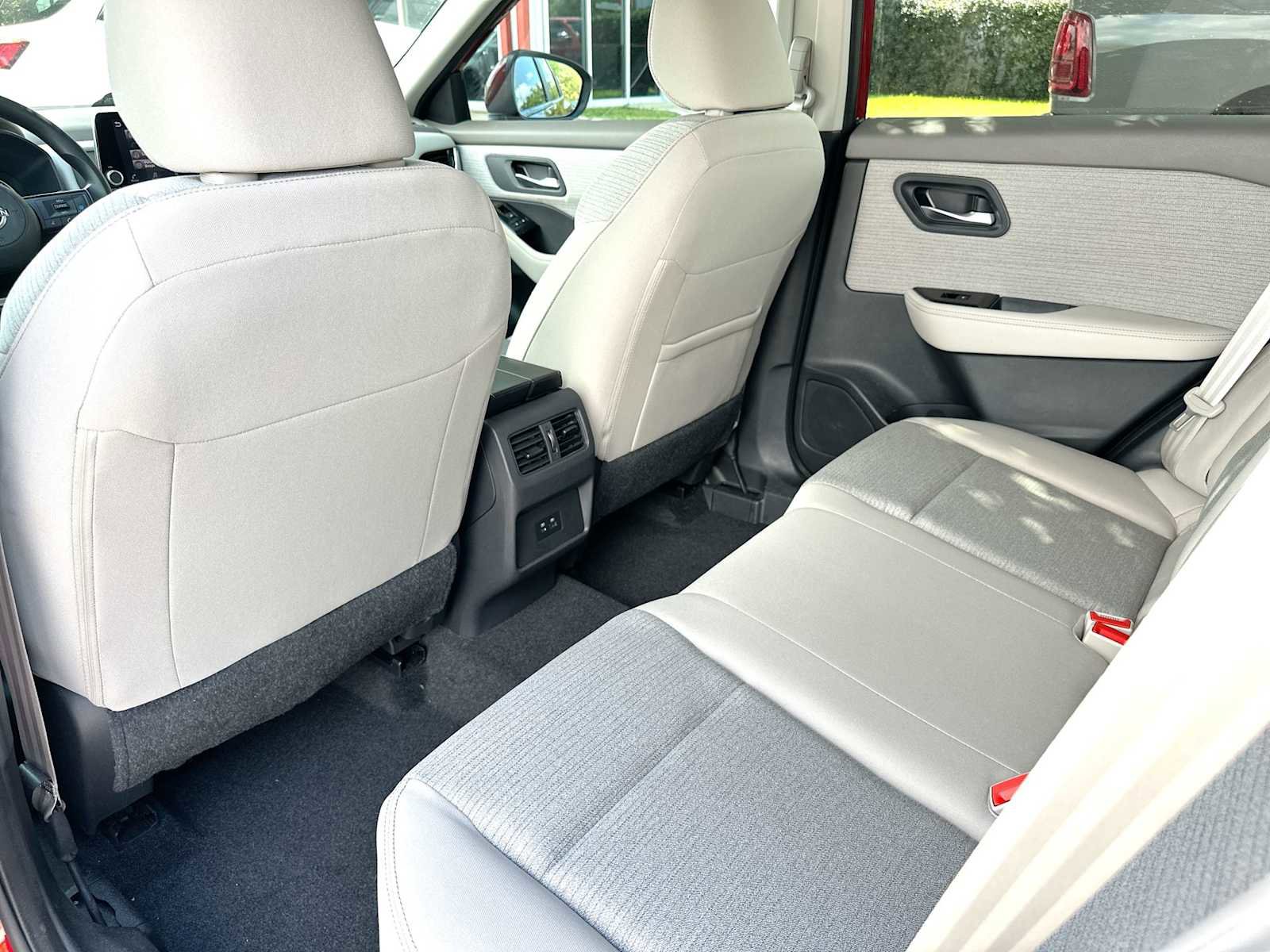 Used 2023 Nissan Rogue SV image 24