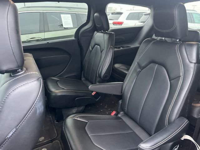 Used 2025 Chrysler Pacifica Select image 17