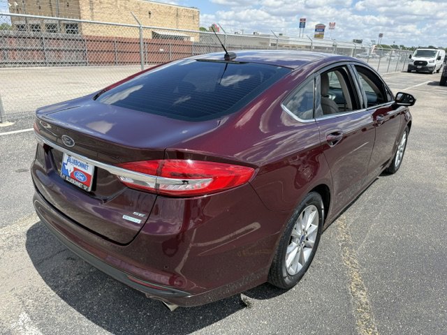 Used 2017 Ford Fusion SE w/ Fusion SE Technology Package image 4
