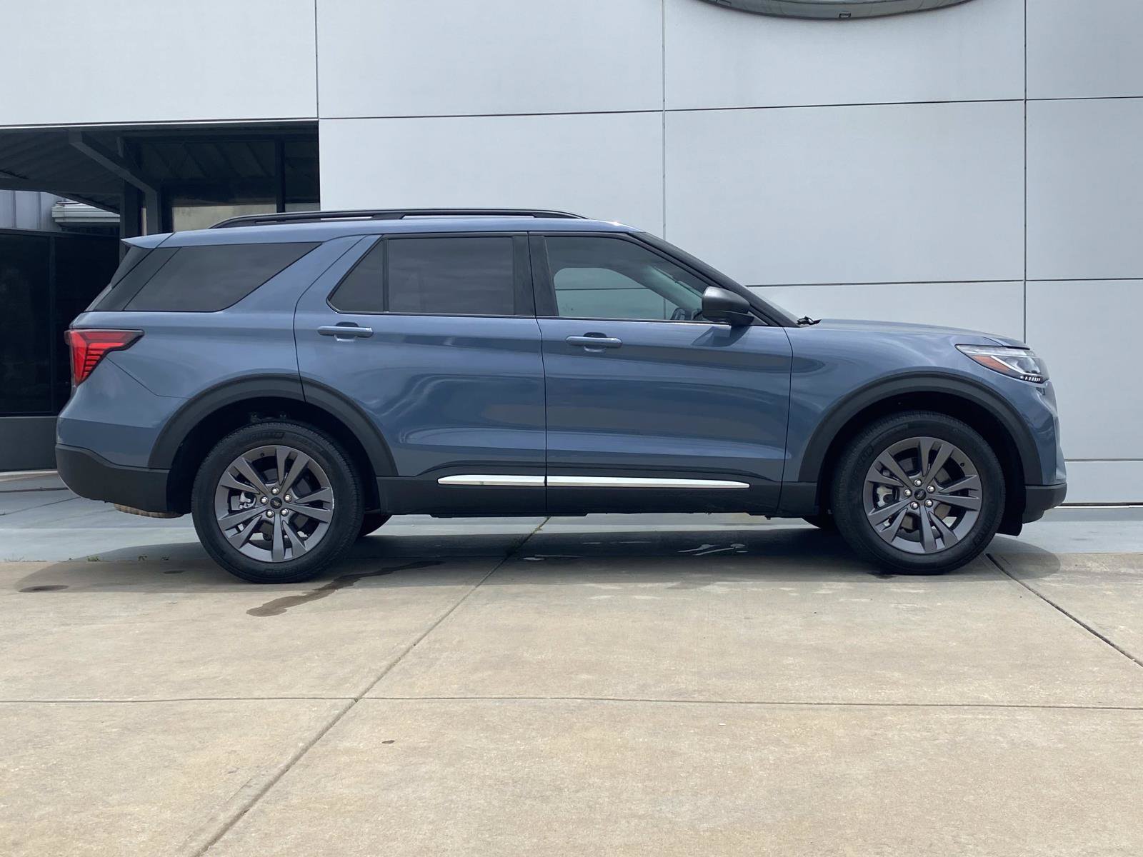 Used 2025 Ford Explorer Active w/ Active Comfort Package AWD/4WD image 3