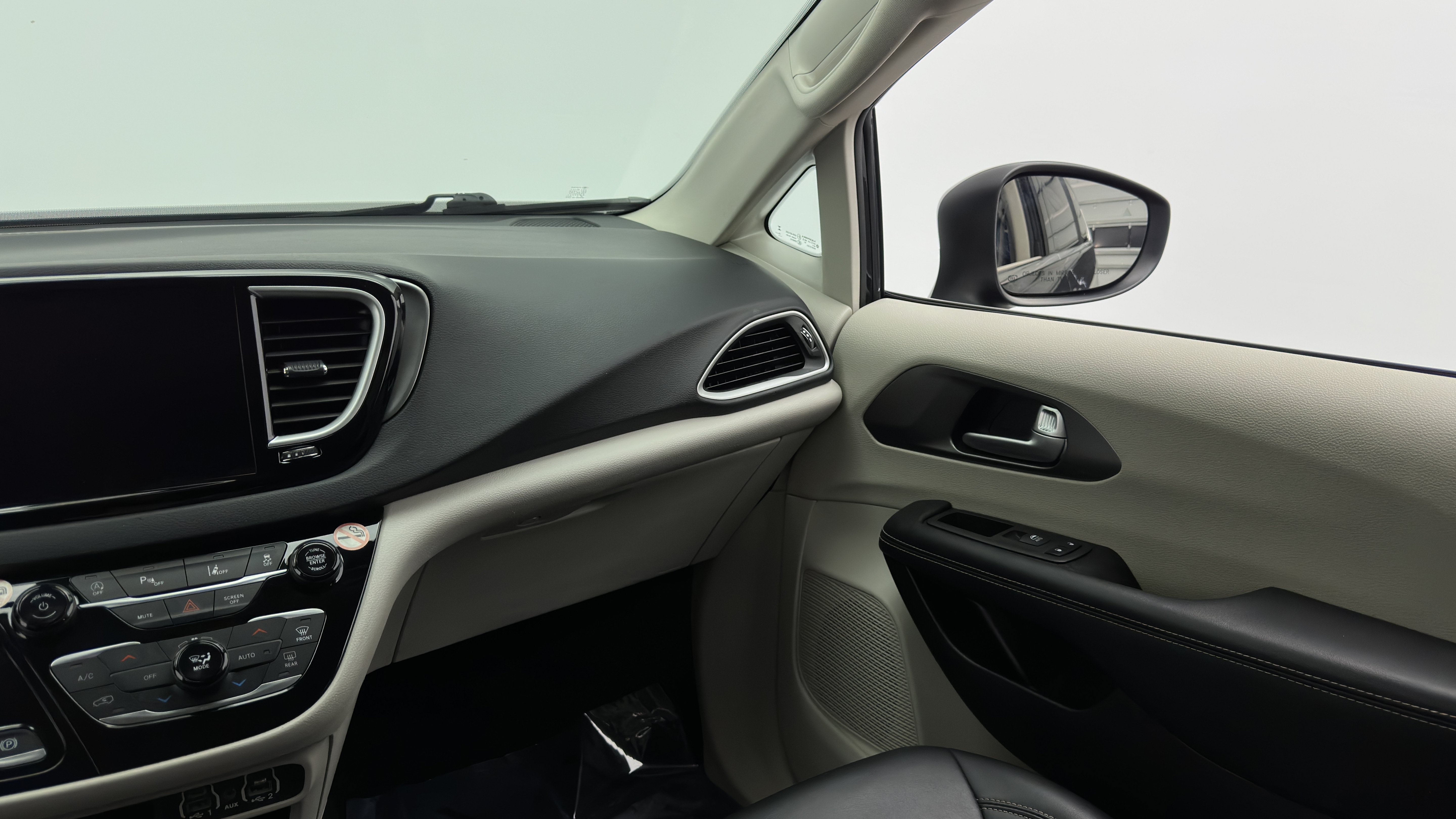 Used 2023 Chrysler Pacifica Touring-L FWD image 30