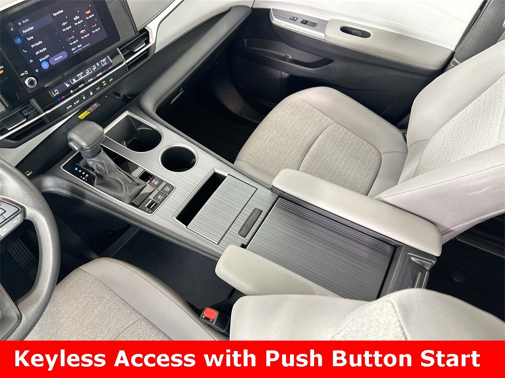 Used 2025 Toyota Sienna LE image 9