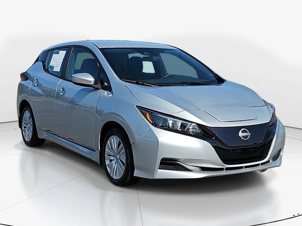 Used 2025 Nissan Leaf S FWD image 3
