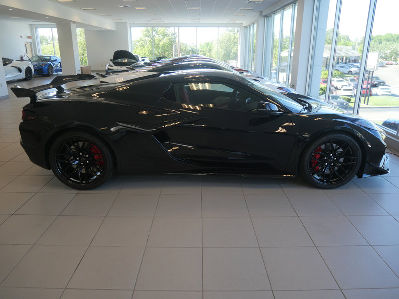 Used 2024 Chevrolet Corvette Z06 RWD image 3