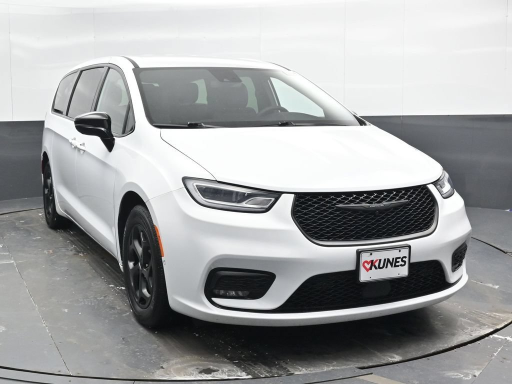 Used 2024 Chrysler Pacifica Limited FWD image 6