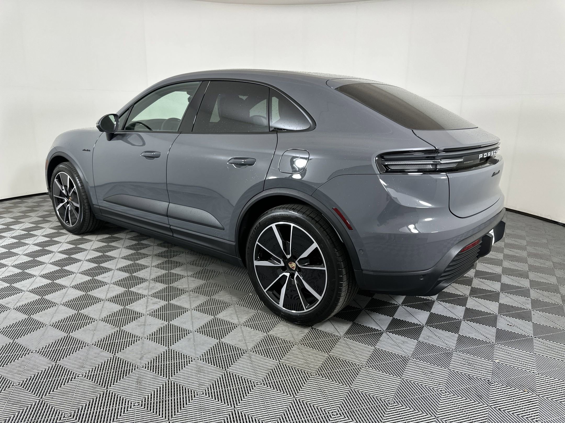 Used 2025 Porsche Macan 4 Electric image 3