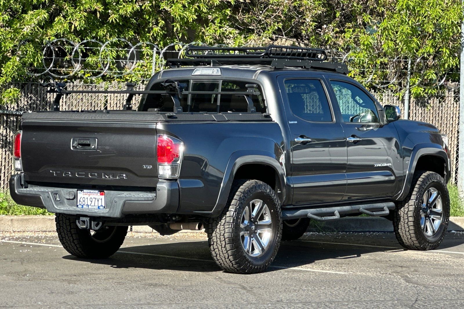 Used 2016 Toyota Tacoma Limited w/ Towing Package image 3