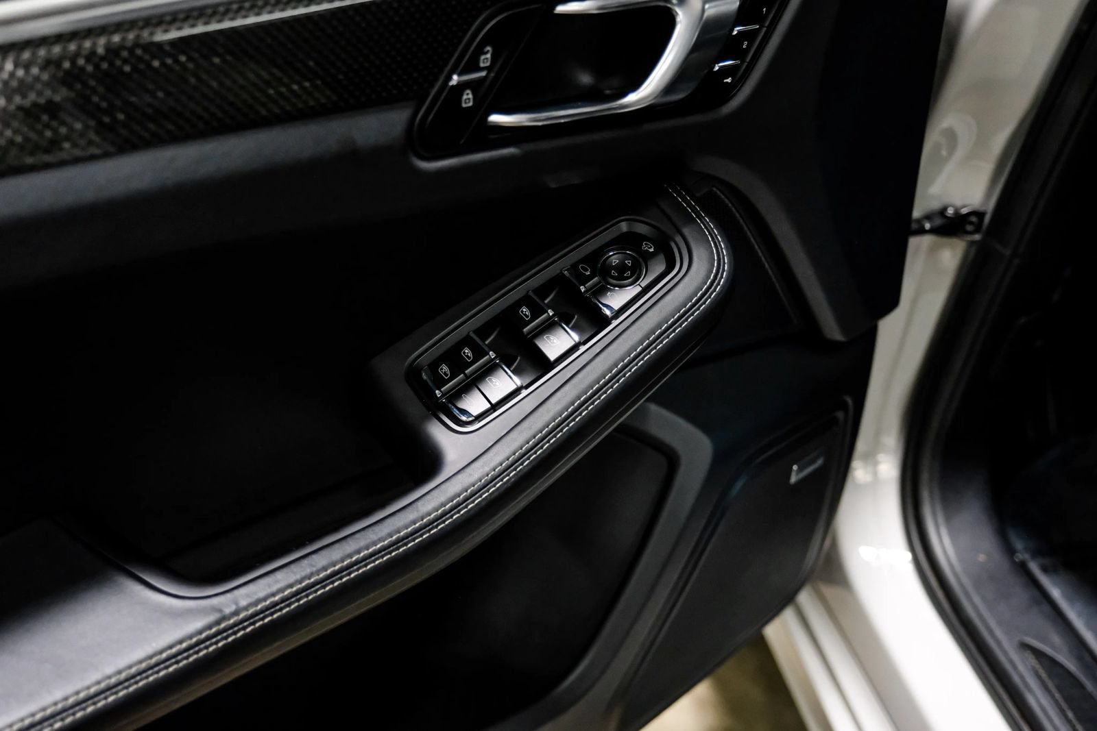 Used 2023 Porsche Macan GTS AWD/4WD image 40