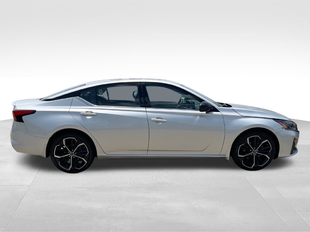 Used 2023 Nissan Altima 2.5 SR w/ SR Premium Package AWD/4WD image 9