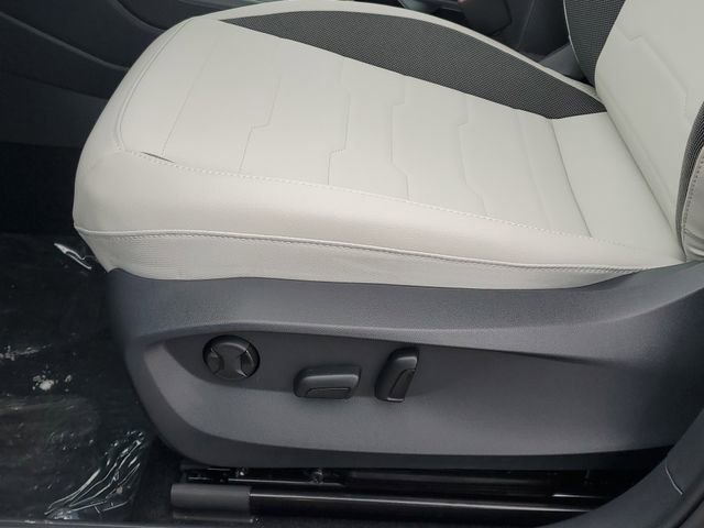 New 2026 Volkswagen Taos SE image 12