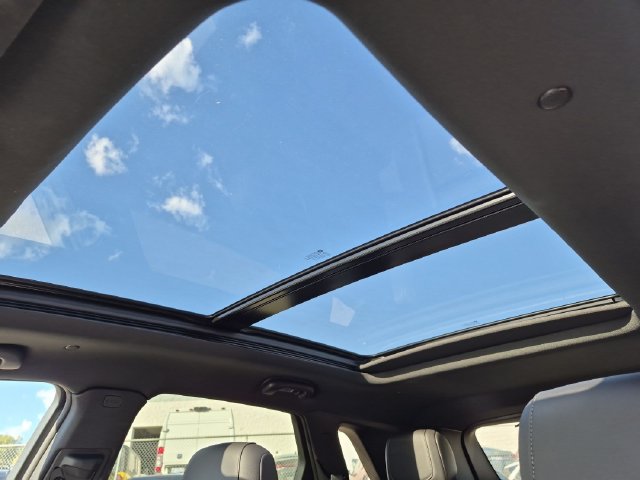 Used 2026 Cadillac XT5 Sportv w/ LPO, Floor Liner Package AWD/4WD image 19