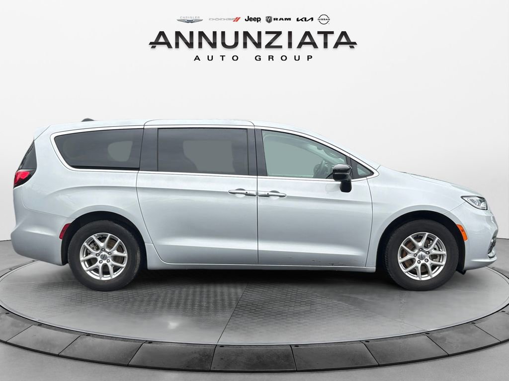 Certified 2024 Chrysler Pacifica Touring-L image 6