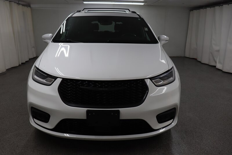 Used 2021 Chrysler Pacifica Touring-L w/ Uconnect Theater Family Group FWD image 2