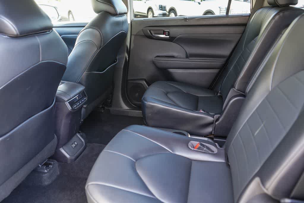 Used 2021 Toyota Highlander XLE AWD/4WD image 18