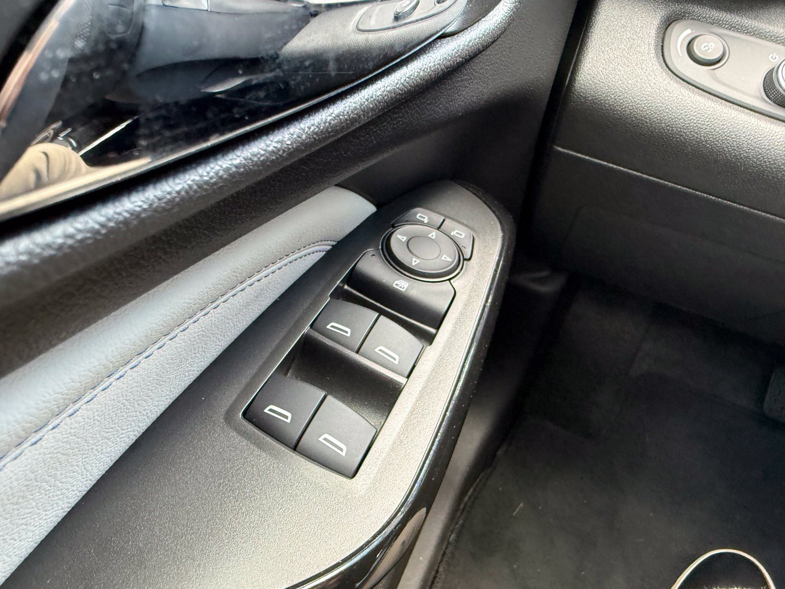 Used 2025 Chevrolet Trax LT FWD image 36