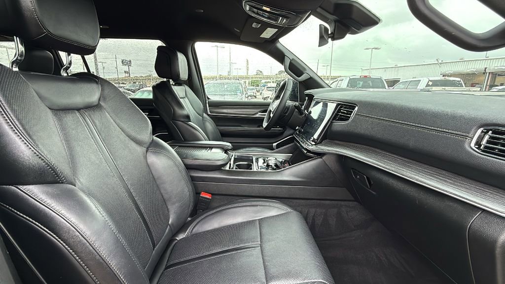 Used 2024 Jeep Wagoneer Series II w/ Flexible Seating Group RWD image 32