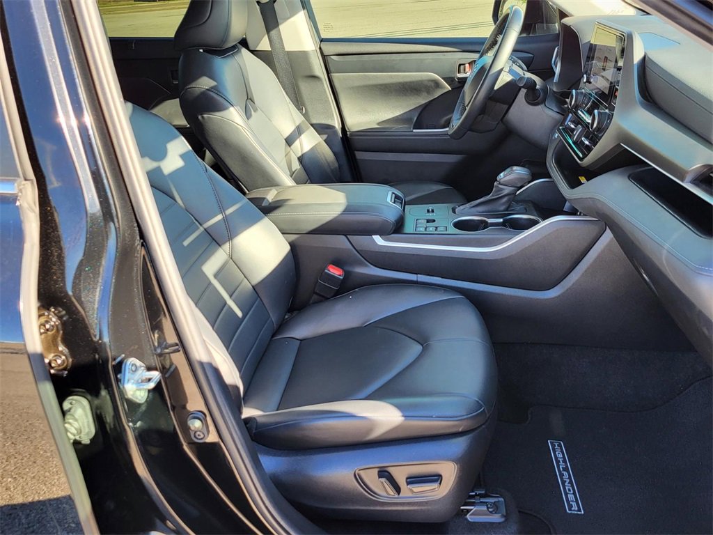 Used 2023 Toyota Highlander XLE image 10