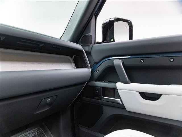 New 2026 Land Rover Defender 110 X-Dynamic SE AWD/4WD image 31