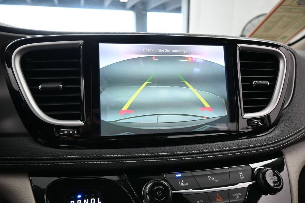 Used 2023 Chrysler Pacifica Touring-L FWD image 19