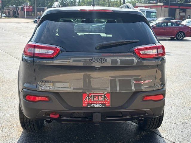 Used 2018 Jeep Cherokee Trailhawk AWD/4WD image 5