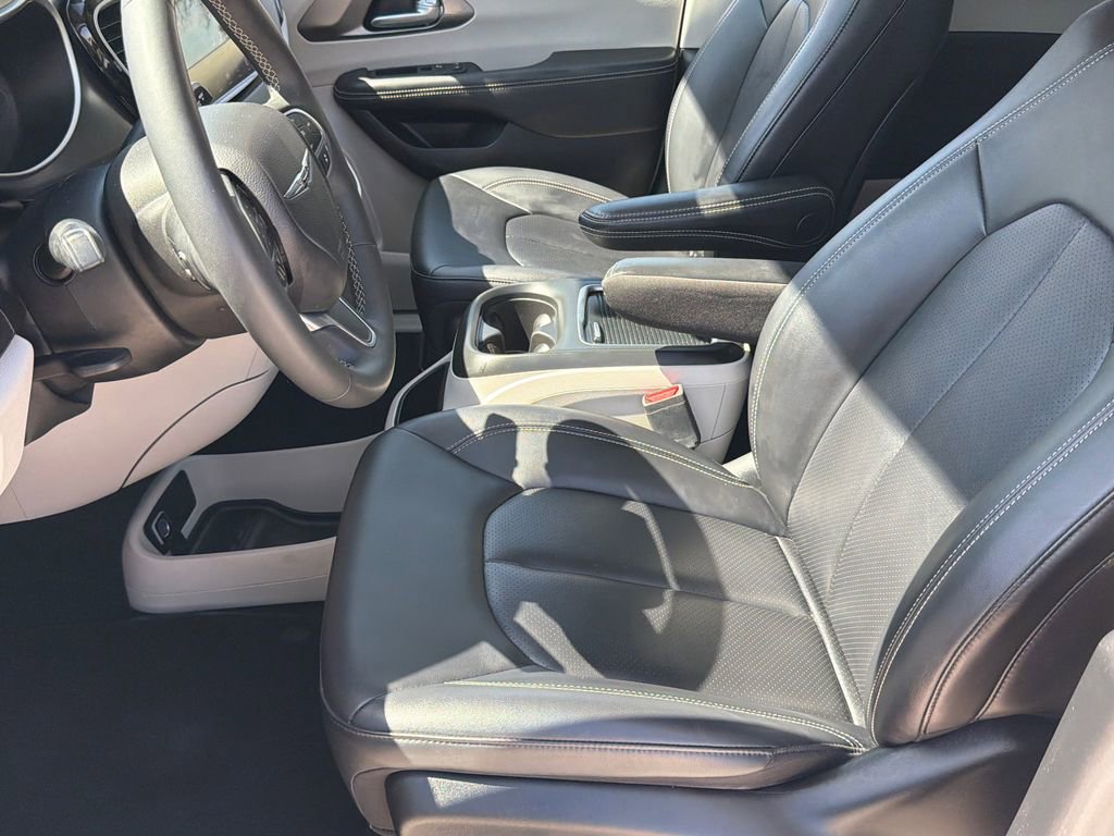 Used 2024 Chrysler Pacifica Touring-L image 22