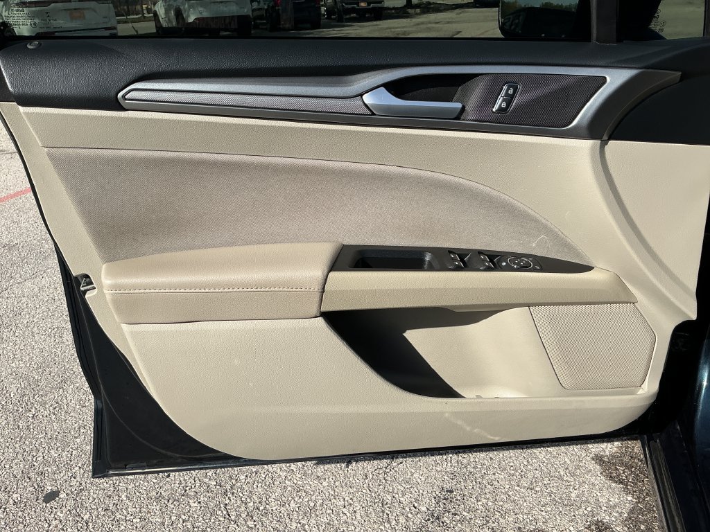 Used 2020 Ford Fusion SE FWD image 11
