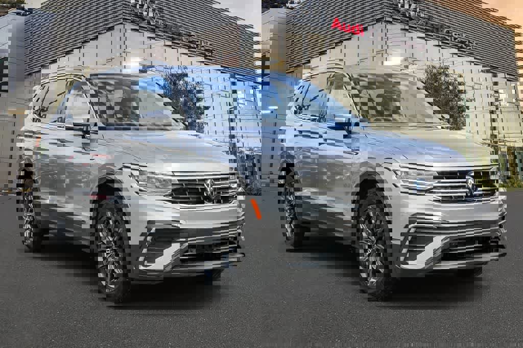 Used 2022 Volkswagen Tiguan SE w/ Panoramic Sunroof Package image 5