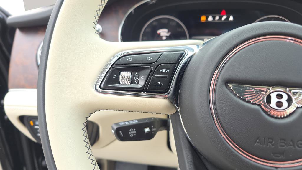 Used 2023 Bentley Bentayga image 25