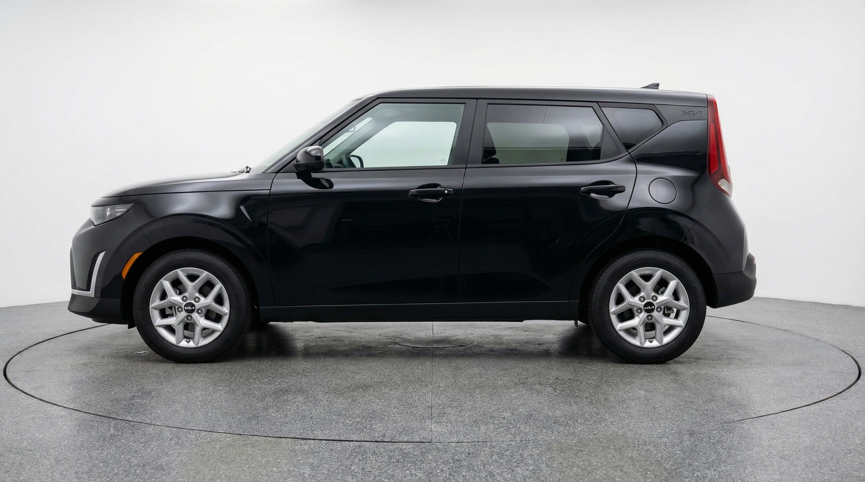 Used 2025 Kia Soul LX w/ LX Technology Package FWD image 5
