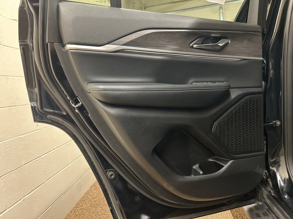 Used 2024 Jeep Grand Cherokee Limited w/ Black Appearance Package image 14