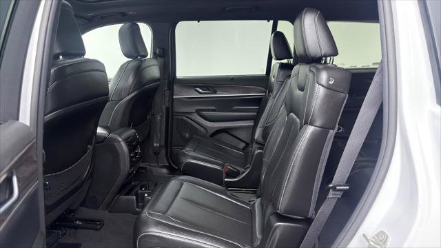 Used 2024 Jeep Grand Cherokee L Limited w/ Luxury Tech Group II AWD/4WD image 17