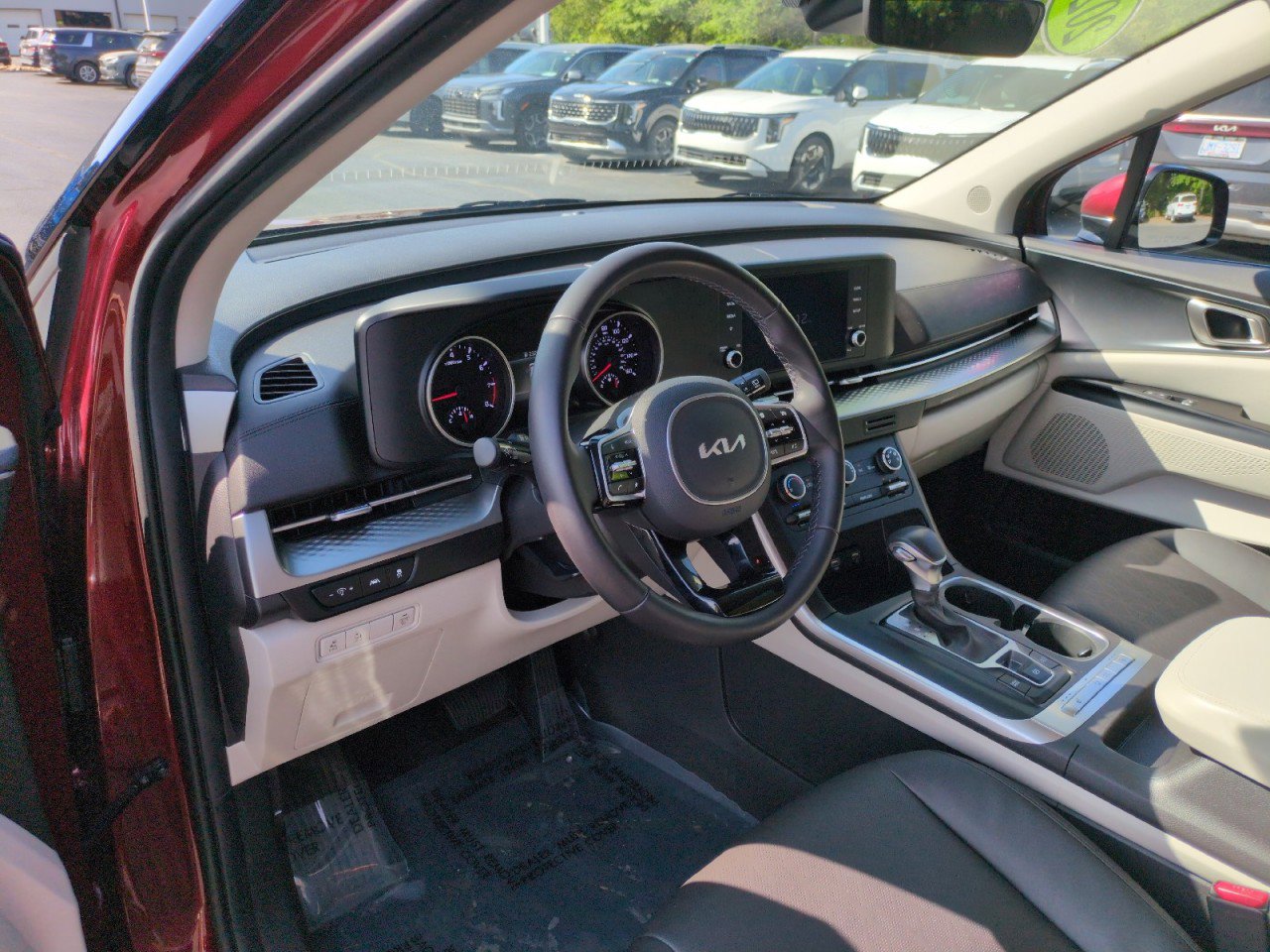 Used 2023 Kia Carnival LX FWD image 19